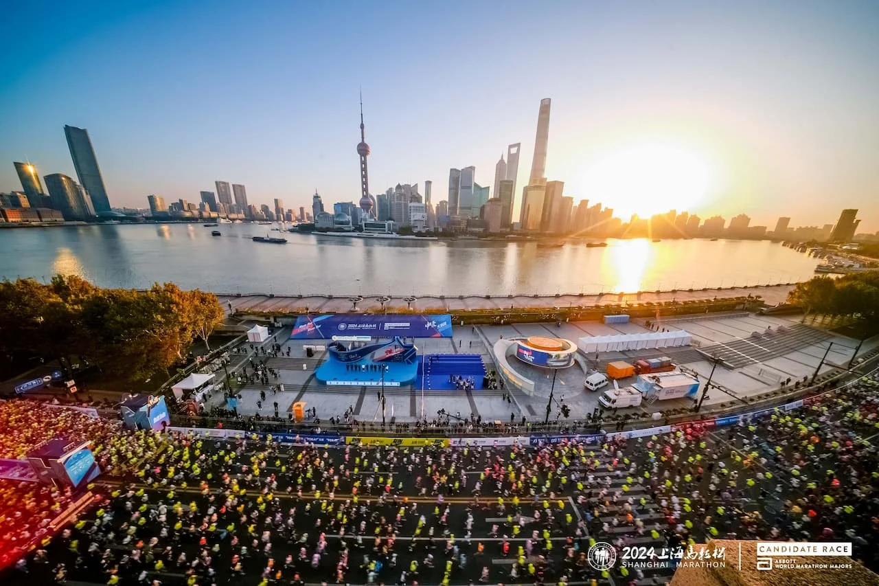 Shanghai Marathon runners gathering at the start